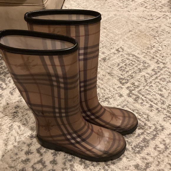 BURBERRY
Haymarket Check Pattern Rubber Rain Boots - Picture 4 of 4